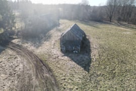 ERDVUS ŪKIS SU NAMU IR 7,42ha ŽEMĖS – RAMYBĖ GAMTOS APSUPTYJE JOCKIŲ KAIME