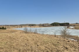 Namų valda ant kalvos besiribojanti su Samanio ežeru