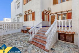 Namas su bendru baseinu, Alicante provincijoje, Torrevieja mieste. 7 kambariai | 110 m² | 500 metrų 