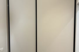Spintu projektavimas ir gamyba, spintos stumdomomis bei varstomomis durimis.