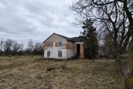 PARDUODAMAS ADMINISTRACINĖS PASKIRTIES PASTATAS SU ŽEME PRIE PAGRINDINIO KELIO 