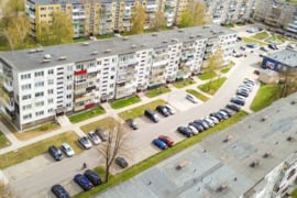 Parduodamas jaukus ir funkcionaliai išplanuotas 45 kv. m butas, esantis Aukštabalio g. 10, antrame a