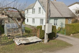 Namo dalis su dviem garažais
