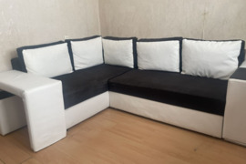 Kampinė sofa lova su pufu