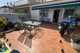 Renovuotas bungalas su terasa, Alicante provincijoje, Torrevieja mieste, Torreta rajone. 3 kambariai