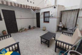 Skirtas renovacijai namas su terasa, Alicante provincijoje, Torrevieja mieste, Playa del Cura rajone