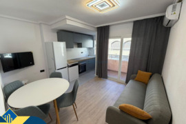 Renovuotas apartamentas su terasa, Alicante provincijoje, Torrevieja mieste, Playa del Cura rajone. 