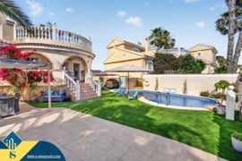 Vila su privačiu baseinu, Alicante provincijoje, Alicante mieste. 7 kambariai | 260 m² | 2.5 kilomet