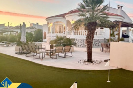 Vila su privačiu baseinu, Alicante provincijoje, Torrevieja mieste, El Chaparral rajone. 4 kambariai