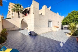 Namas su terasa, Alicante provincijoje, Torrevieja mieste. 3 kambariai | 63 m² | 1.5 kilometro iki j