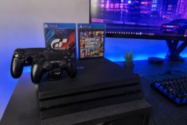 Playstation 4 pro su 2 pultais ir dviem žaidimais