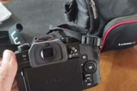 Panasonic lumix g 90 fotoaparatas su deklu objektyvu