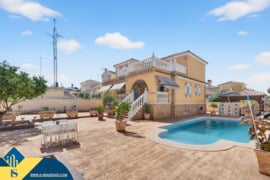 Vila su privačiu baseinu, Alicante provincijoje, Alicante mieste. 5 kambariai | 350 m² | 1 kilometra