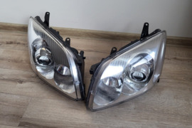 Toyota Avensis t25 priekinės lempos