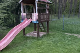 Namelis su smėlio dėže ir čiuožykla