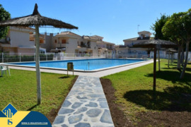 Bungalas su bendru baseinu, Alicante provincijoje, Orihuela Costa mieste. 3 kambariai | 62 m² | 1.5 
