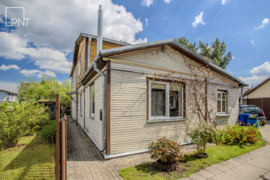 Parduodama jauki ir tvarkinga namo dalis pačiame Panevėžio centre – J. Basanavičiaus gatvėje. 