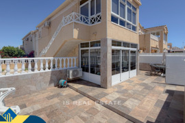 Renovuotas bungalas su bendru baseinu, Alicante provincijoje, Torrevieja mieste, Playa del Cura rajo