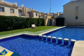 Skirtas renovacijai bungalas su bendru baseinu, Alicante provincijoje, Torrevieja mieste, Los Balcon