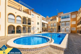 Bungalas su bendru baseinu, Alicante provincijoje, Torrevieja mieste, Playa de los Náufragos rajone.