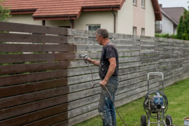 Medinių tvorų plovimas ir dažymas – plovimas NEMOKAMAI!