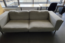 Plati dvivietė tekstilinė sofa