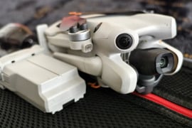 Dronas djji mini pro 4, dvi baterijos, pultelis su ekranu, 1 metai naudotas 17h, 186km