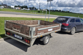 Tauras, Lengvojo automobilio priekaba, Bortinė su tentu