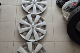 Dovanoju R16 Toyota ratų gaubtus ir padangas