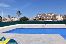 Renovuotas bungalas su bendru baseinu, Alicante provincijoje, Torrevieja mieste, Torreta rajone. 2 k