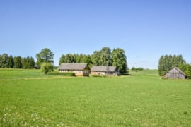 Sodyba 8,5 ha sklype šalia vandens telkinio