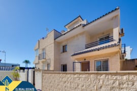 Namas su bendru baseinu, Alicante provincijoje, Torrevieja mieste. 4 kambariai | 105 m² | 200 metrų 