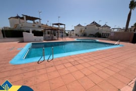 Namas su bendru baseinu, Alicante provincijoje, Torrevieja mieste. 5 kambariai | 84 m² | 2.5 kilomet
