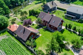 Parduodama kaimo turizmo sodyba, įsikūrusi ant Vorusnės upės kranto šalia Kuršių marių.
