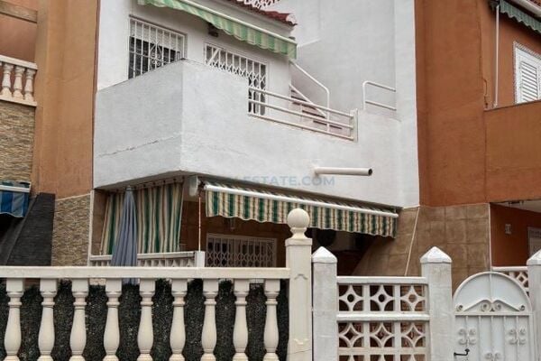 Bungalas su terasa, Alicante provincijoje, Torrevieja mieste. 3 kambariai | 72 m² | 700 metrų iki jū