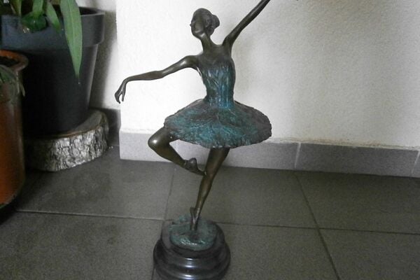 Bronzinė balerinos skulptūra