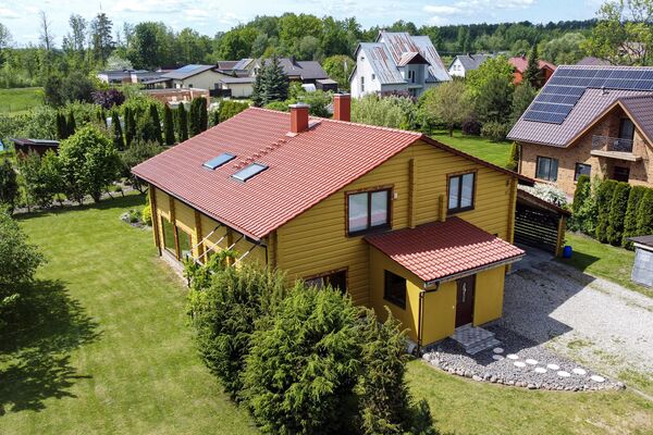 Mastaičiuose parduodamas 250 m² rąstinis gyvenamasis namas su 17,5 arų žemės sklypu.