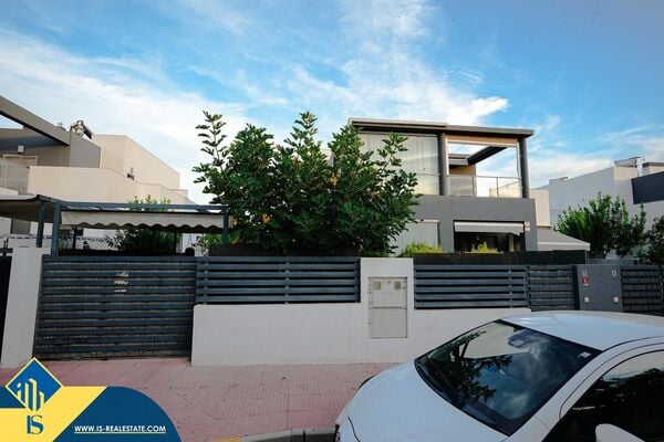 Namas su terasa, Alicante provincijoje, Torrevieja mieste, Playa de Los Locos rajone. 4 kambariai | 