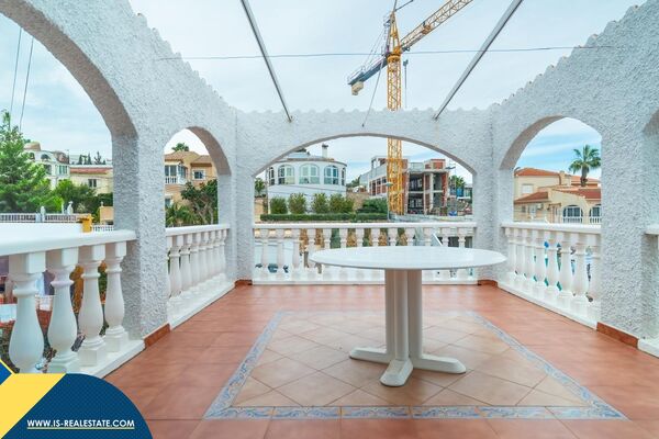 Dalinai renovuota vila su privačiu baseinu, Alicante provincijoje, Torrevieja mieste, Los Balcones r