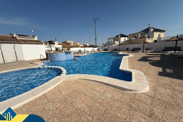 Namas su bendru baseinu, Alicante provincijoje, Torrevieja mieste, Los Balcones rajone. 4 kambariai 