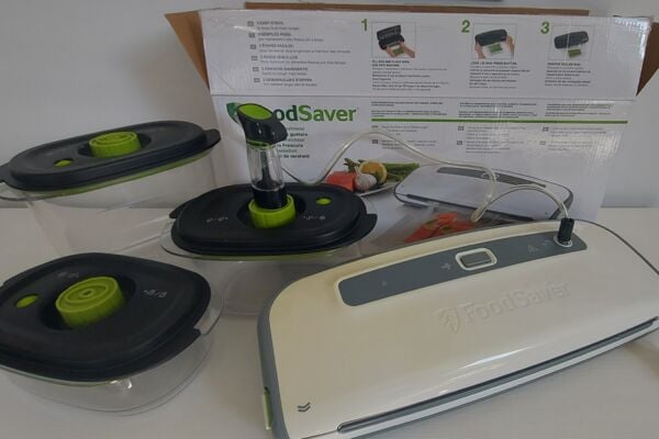 Vakuumavimo aparatas Foodsaver su 3 vnt. indeliais