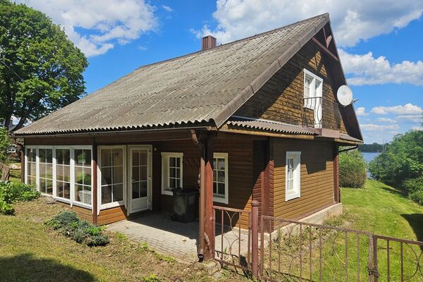     Parduodamas rekonstruotas gyvenamasis namas su naujai pastatytu svečių namu ir pirtimi ant Erzvė