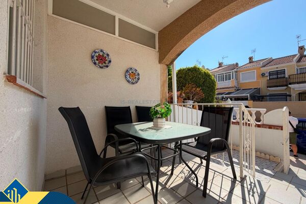 Bungalas su bendru baseinu, Alicante provincijoje, Torrevieja mieste. 3 kambariai | 45 m² | 1.4 kilo