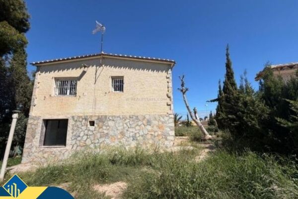 Skirtas renovacijai namas su terasa, Alicante provincijoje, Torrevieja mieste, Los Balcones rajone. 
