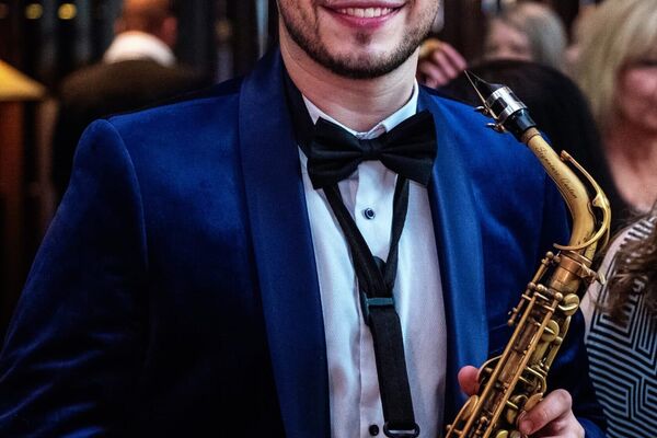 Muzikinis Pasveikinimas Su Saksofonu, Gėlių Įteikimas, Muzikinė Staigmena Visoje Lietuvoje