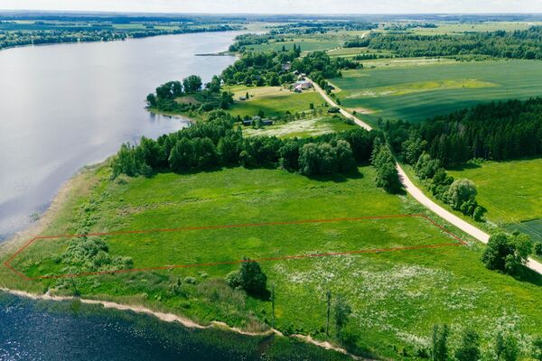 Sklypas su Erzvėto ežero pakrante ir namų valda