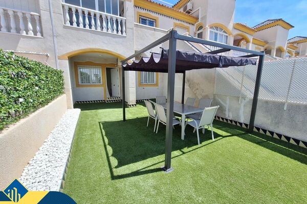 Renovuotas bungalas su bendru baseinu, Alicante provincijoje, Torrevieja mieste, Playa del Cura rajo