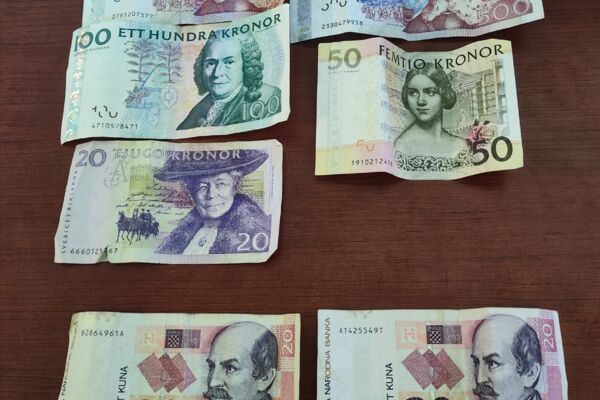 Senos švediškos kronos bei kroatiškos kunos