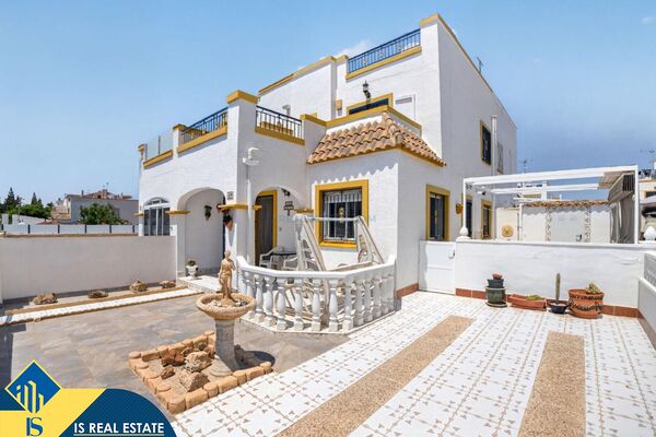 Namas su bendru baseinu, Alicante provincijoje, Torrevieja mieste. 4 kambariai | 76 m² | 3 kilometra
