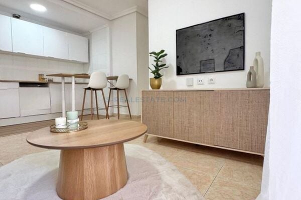 Renovuotas apartamentas su balkonu, Alicante provincijoje, Torrevieja mieste, Playa de los Locos raj